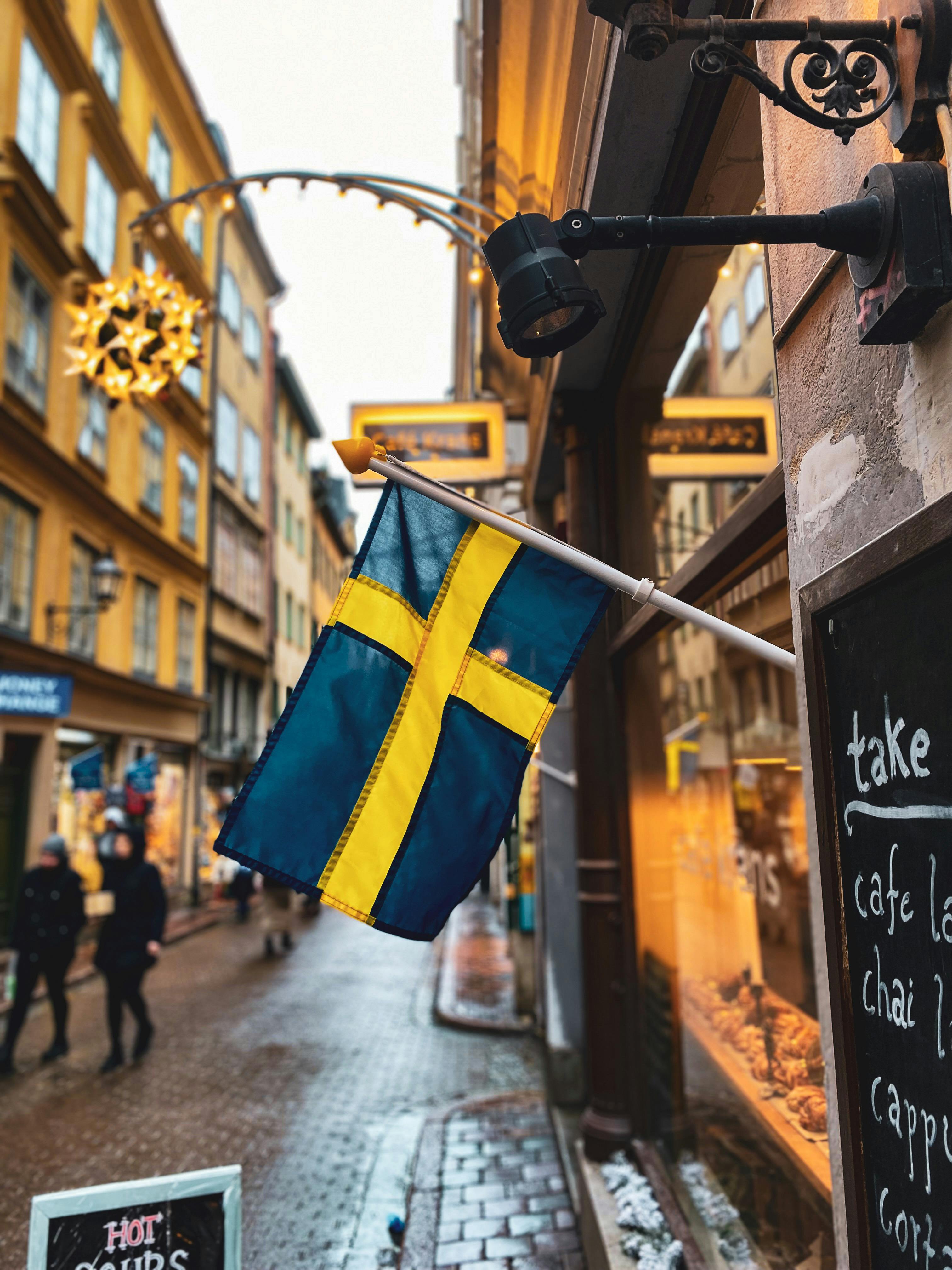 Priser för arbetstillstånd – svenska flaggan i Gamla stan, Stockholm